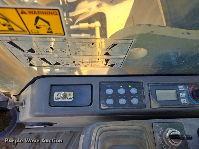 image for item LW9806 2005 Caterpillar 325C L excavator