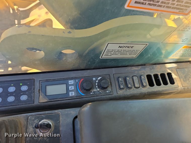 image for item LW9806 2005 Caterpillar 325C L excavator