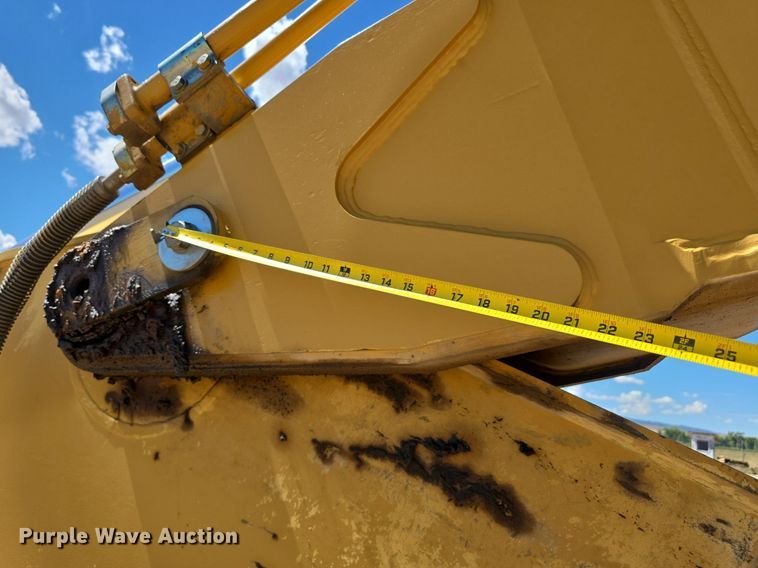 image for item LW9807 2005 Caterpillar 330C excavator