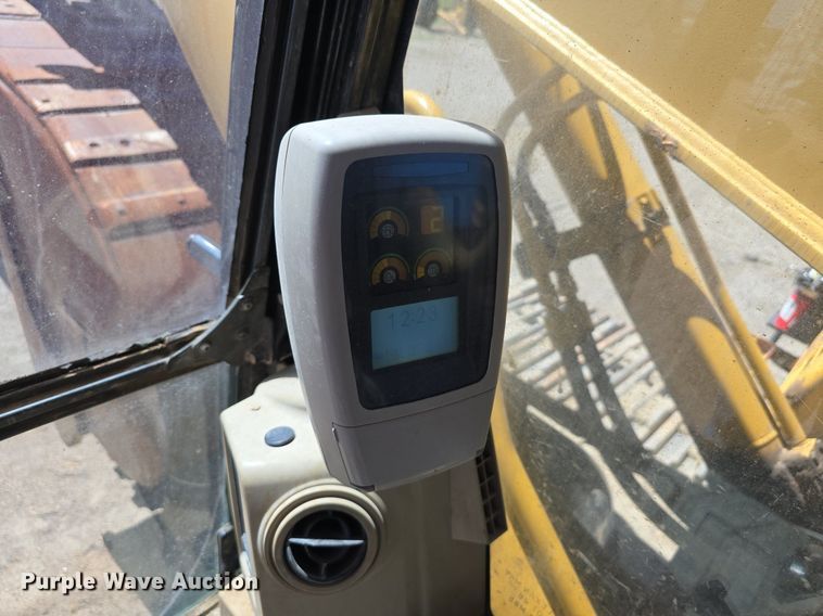 image for item LW9807 2005 Caterpillar 330C excavator