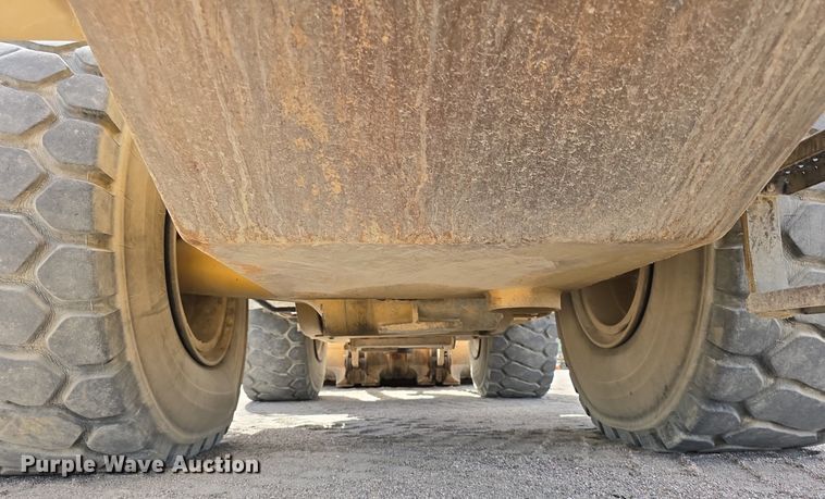 image for item LW9812 2000 Caterpillar  966G wheel loader