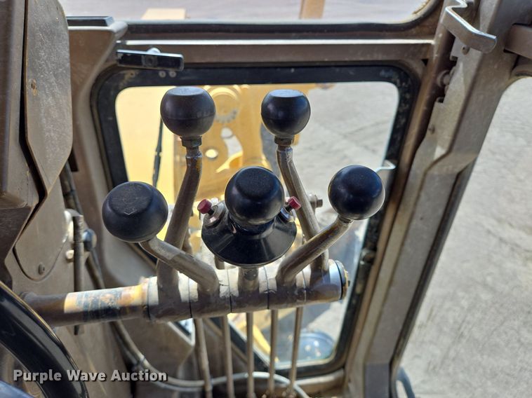 image for item LW9819 1990 Caterpillar 140G motor grader