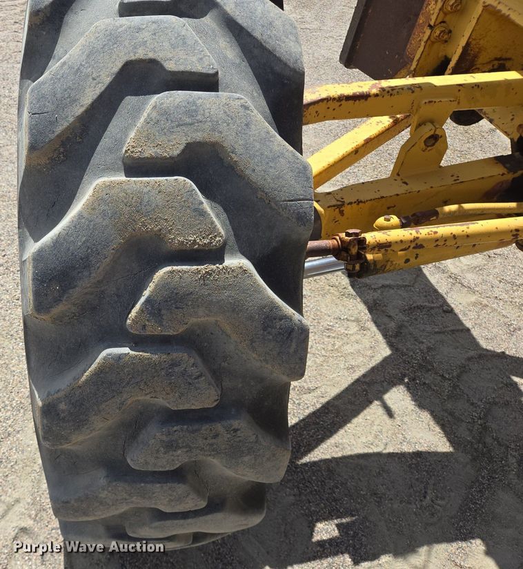 image for item LW9819 1990 Caterpillar 140G motor grader