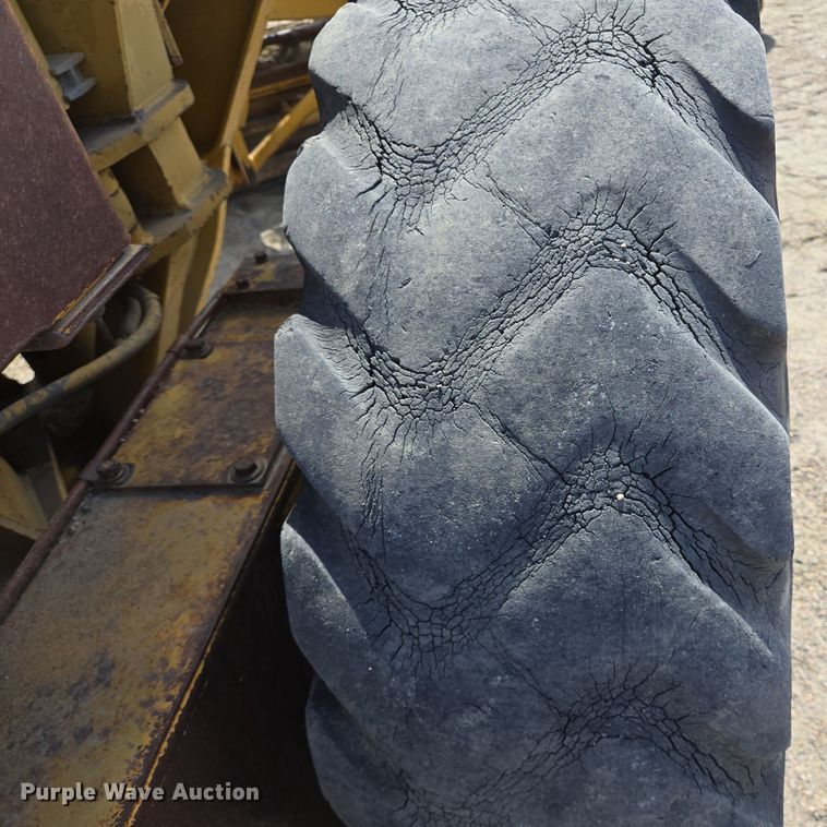 image for item LW9819 1990 Caterpillar 140G motor grader