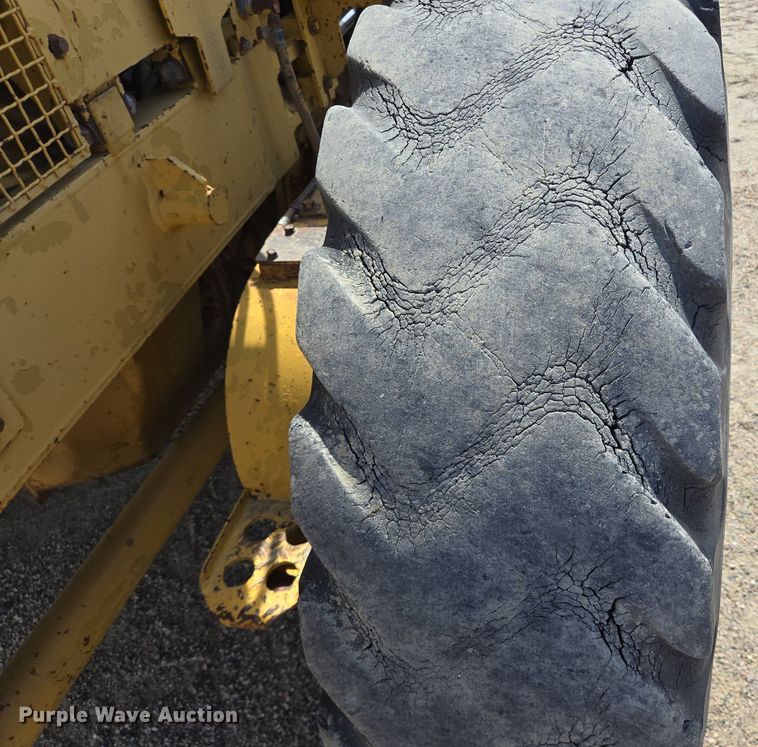 image for item LW9819 1990 Caterpillar 140G motor grader