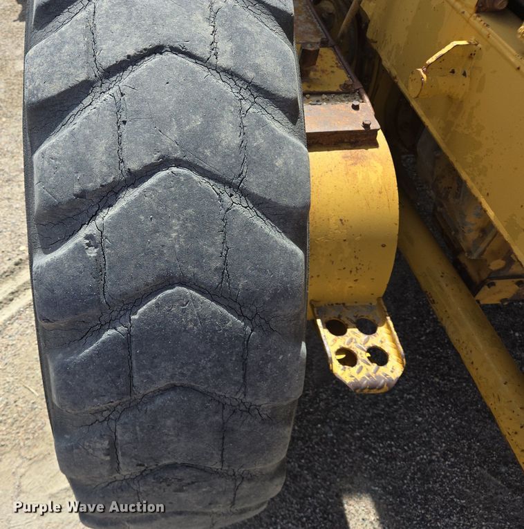 image for item LW9819 1990 Caterpillar 140G motor grader