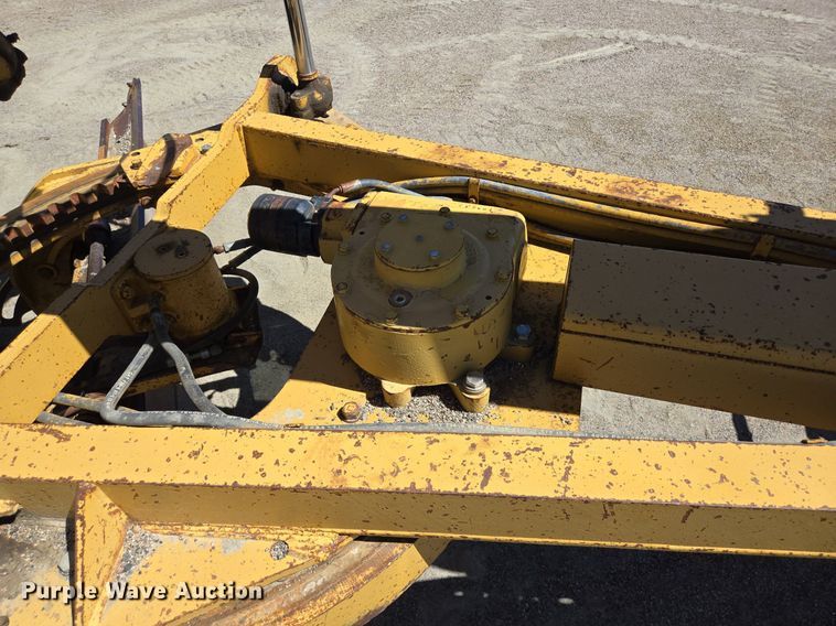 image for item LW9820 1981 Caterpillar 140G motor grader
