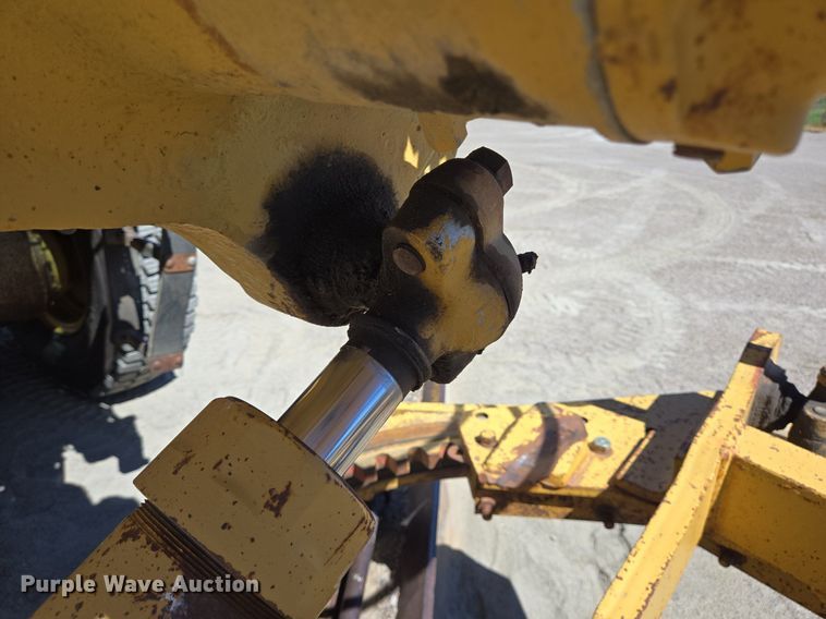 image for item LW9820 1981 Caterpillar 140G motor grader