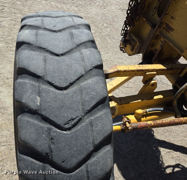 image for item LW9820 1981 Caterpillar 140G motor grader