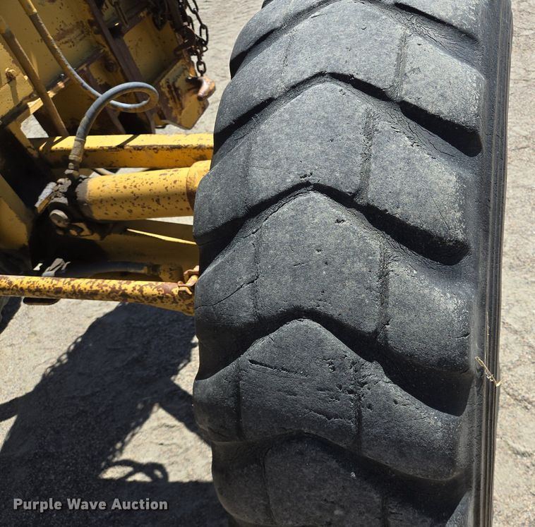 image for item LW9820 1981 Caterpillar 140G motor grader