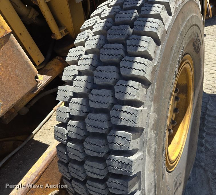 image for item LW9820 1981 Caterpillar 140G motor grader