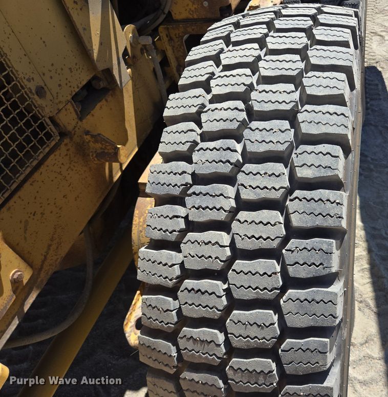 image for item LW9820 1981 Caterpillar 140G motor grader