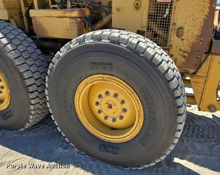 image for item LW9820 1981 Caterpillar 140G motor grader