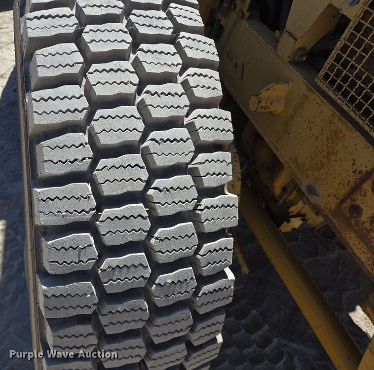 image for item LW9820 1981 Caterpillar 140G motor grader