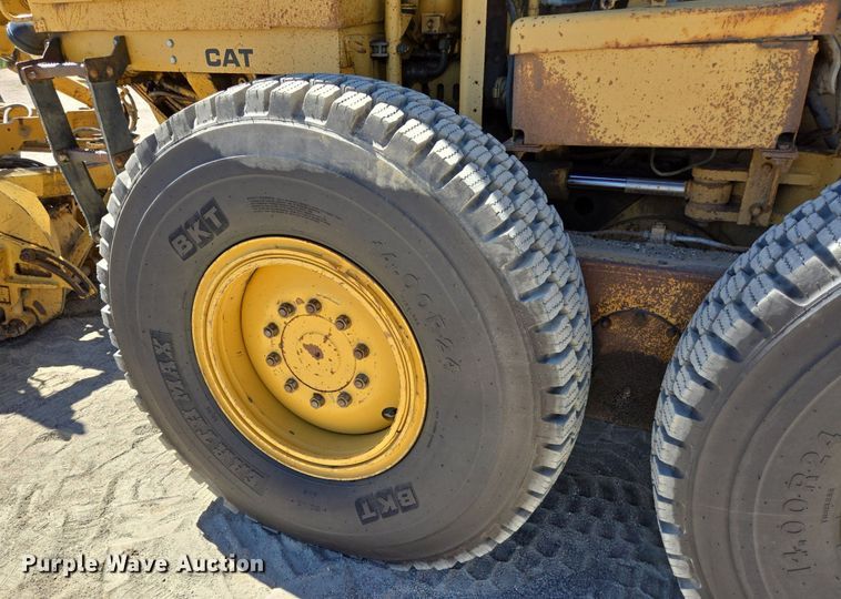 image for item LW9820 1981 Caterpillar 140G motor grader