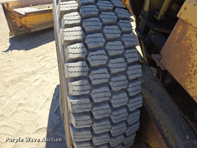 image for item LW9820 1981 Caterpillar 140G motor grader