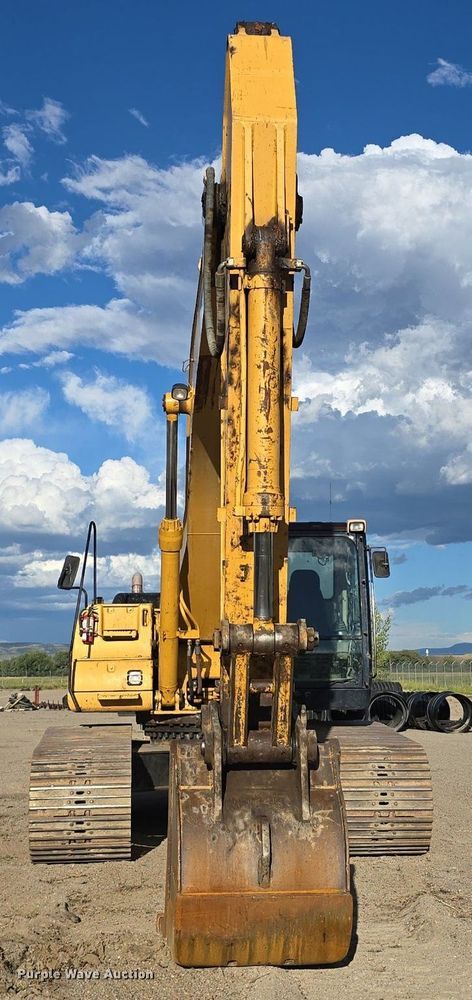 image for item LW9823 2002 Caterpillar  330C L excavator