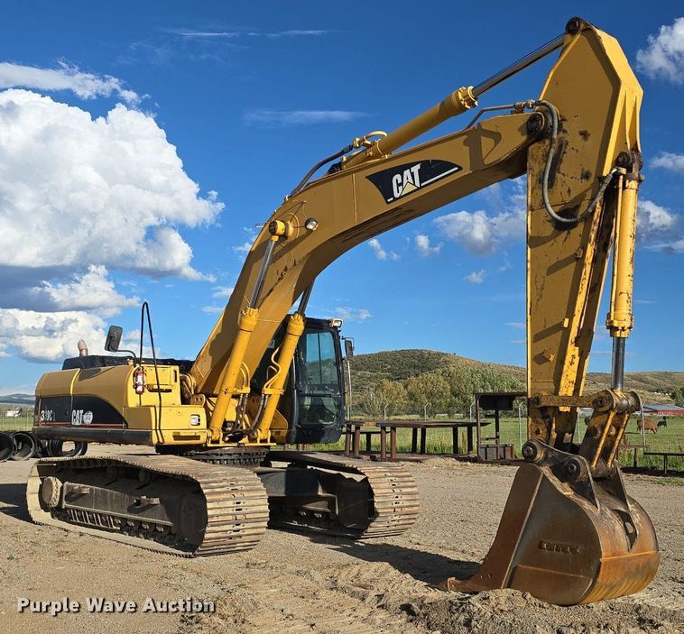 image for item LW9823 2002 Caterpillar  330C L excavator