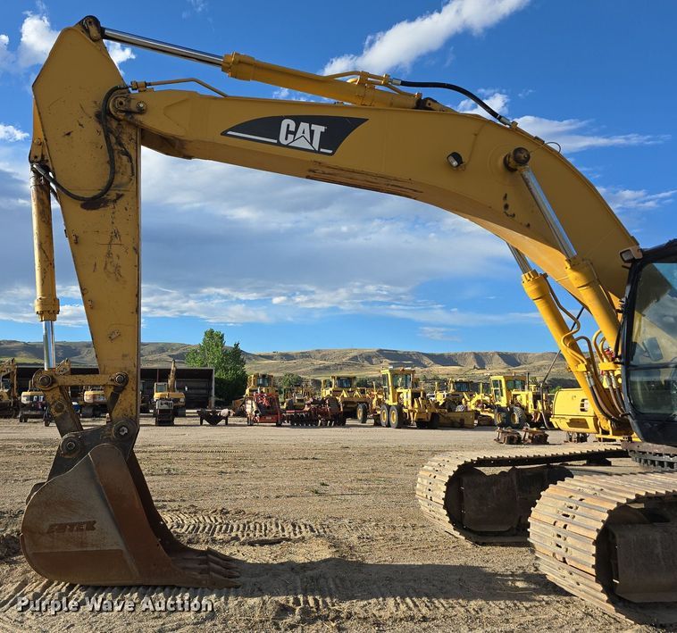 image for item LW9823 2002 Caterpillar  330C L excavator