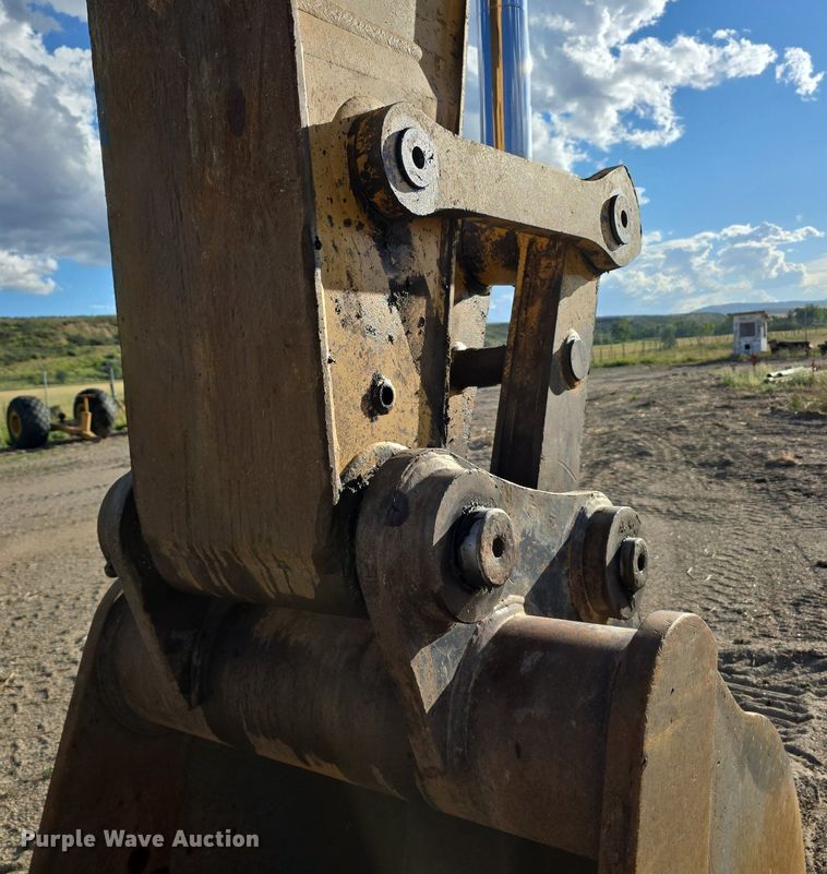 image for item LW9823 2002 Caterpillar  330C L excavator