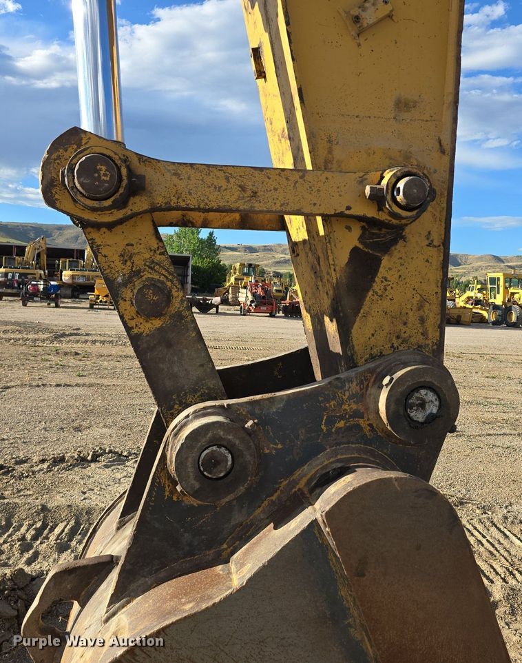 image for item LW9823 2002 Caterpillar  330C L excavator