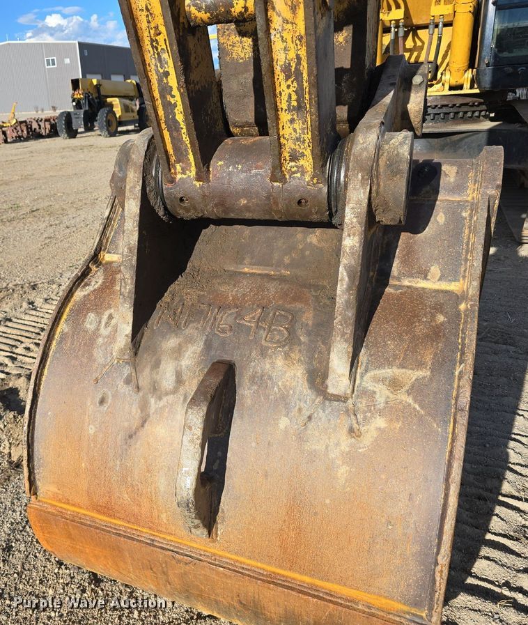 image for item LW9823 2002 Caterpillar  330C L excavator