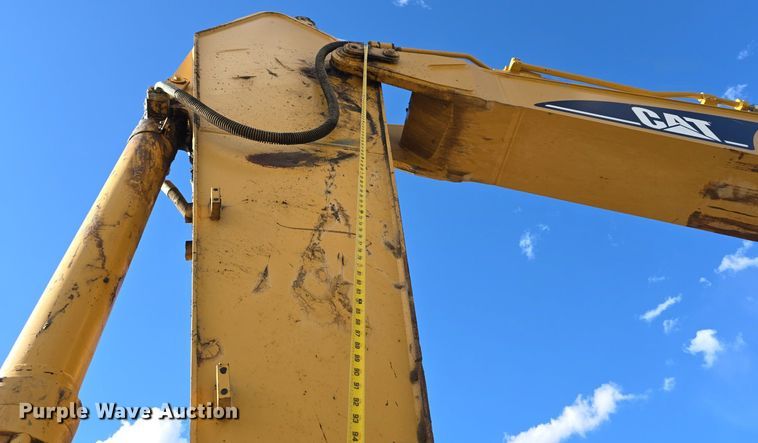 image for item LW9823 2002 Caterpillar  330C L excavator