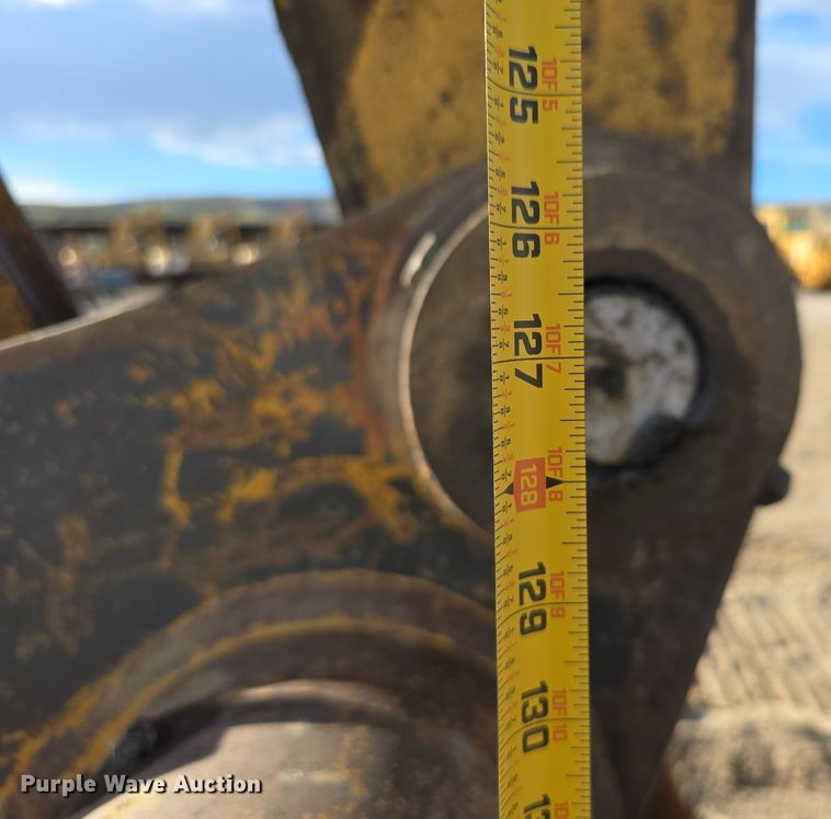 image for item LW9823 2002 Caterpillar  330C L excavator