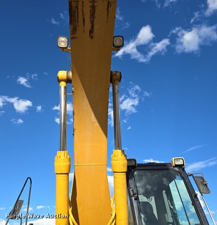 image for item LW9823 2002 Caterpillar  330C L excavator