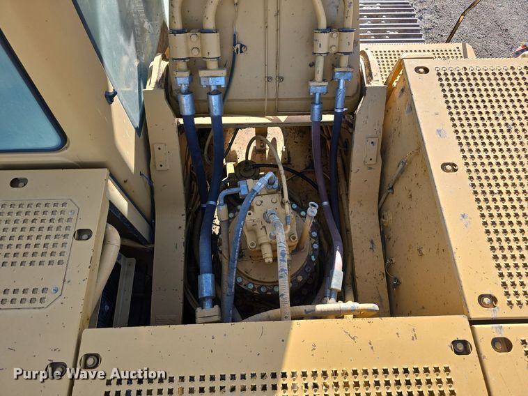 image for item LW9823 2002 Caterpillar  330C L excavator