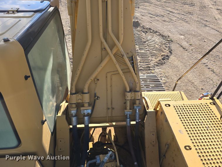 image for item LW9823 2002 Caterpillar  330C L excavator