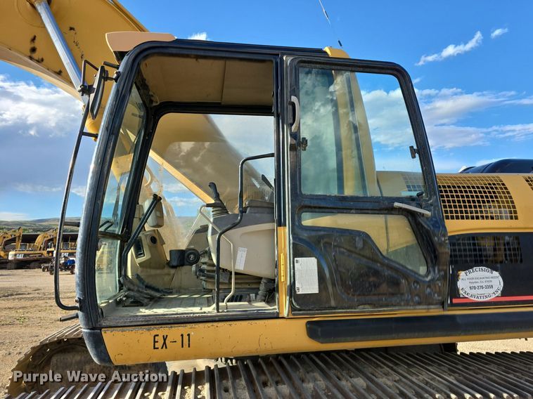 image for item LW9823 2002 Caterpillar  330C L excavator