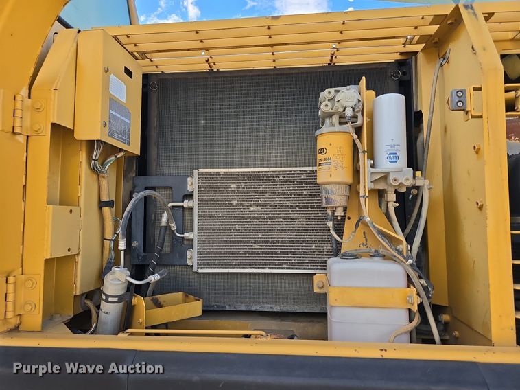 image for item LW9823 2002 Caterpillar  330C L excavator