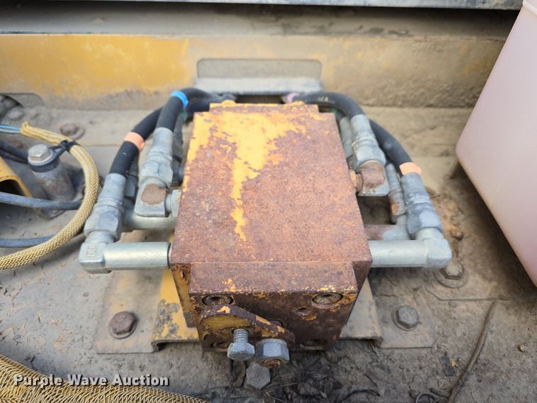 image for item LW9823 2002 Caterpillar  330C L excavator