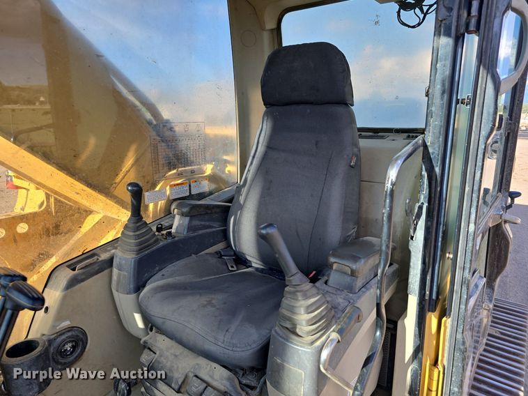 image for item LW9823 2002 Caterpillar  330C L excavator