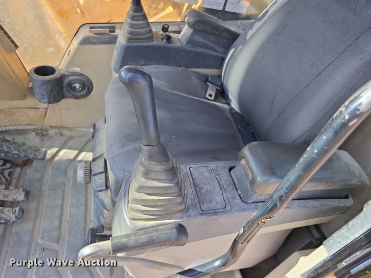 image for item LW9823 2002 Caterpillar  330C L excavator