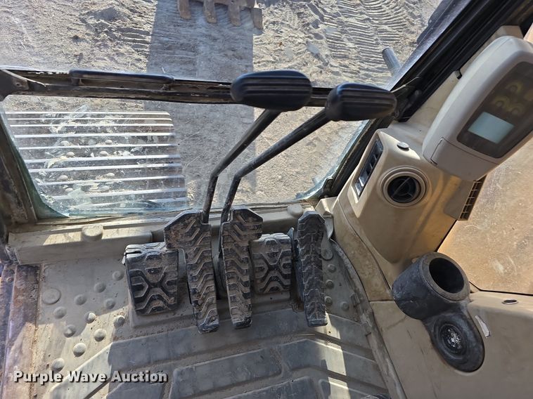 image for item LW9823 2002 Caterpillar  330C L excavator