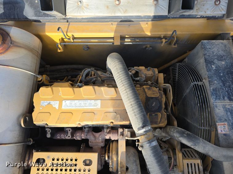 image for item LW9823 2002 Caterpillar  330C L excavator