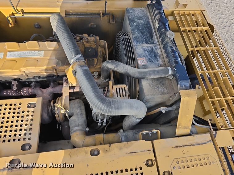 image for item LW9823 2002 Caterpillar  330C L excavator