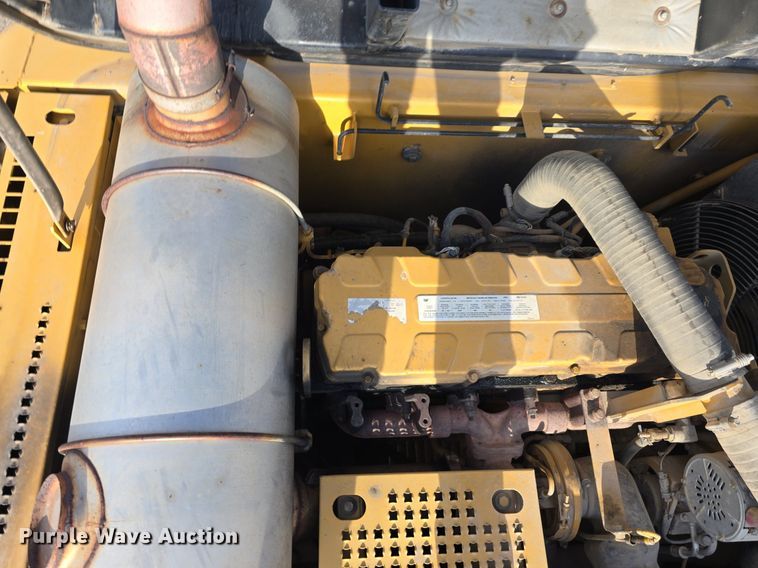 image for item LW9823 2002 Caterpillar  330C L excavator