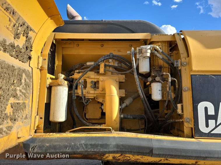 image for item LW9823 2002 Caterpillar  330C L excavator