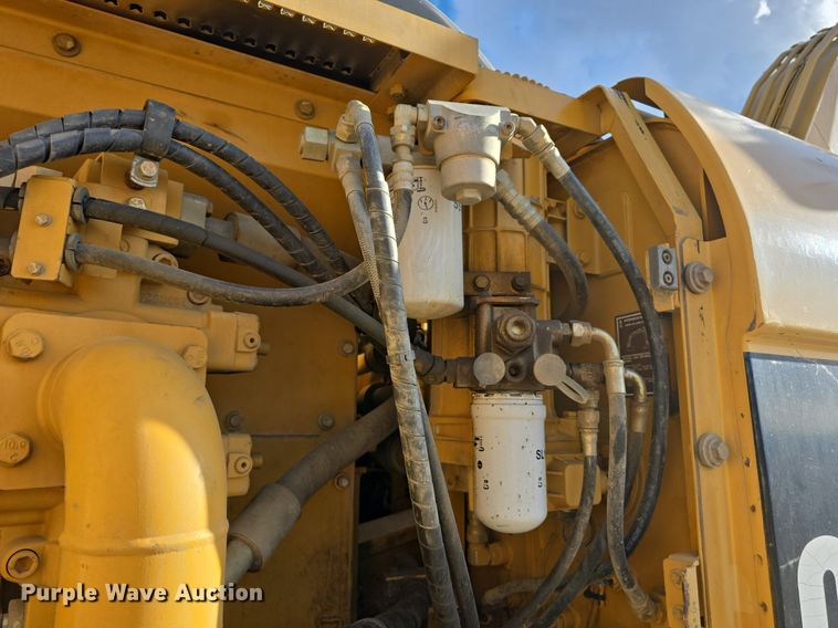 image for item LW9823 2002 Caterpillar  330C L excavator