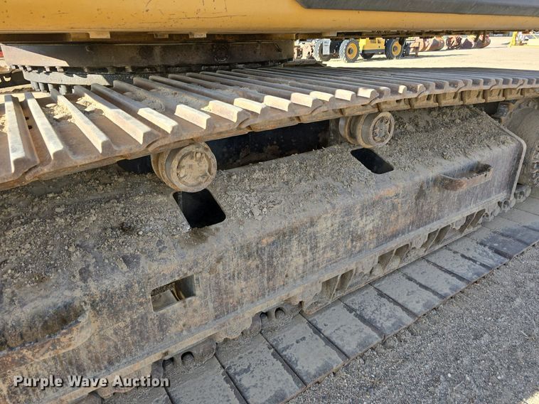 image for item LW9823 2002 Caterpillar  330C L excavator