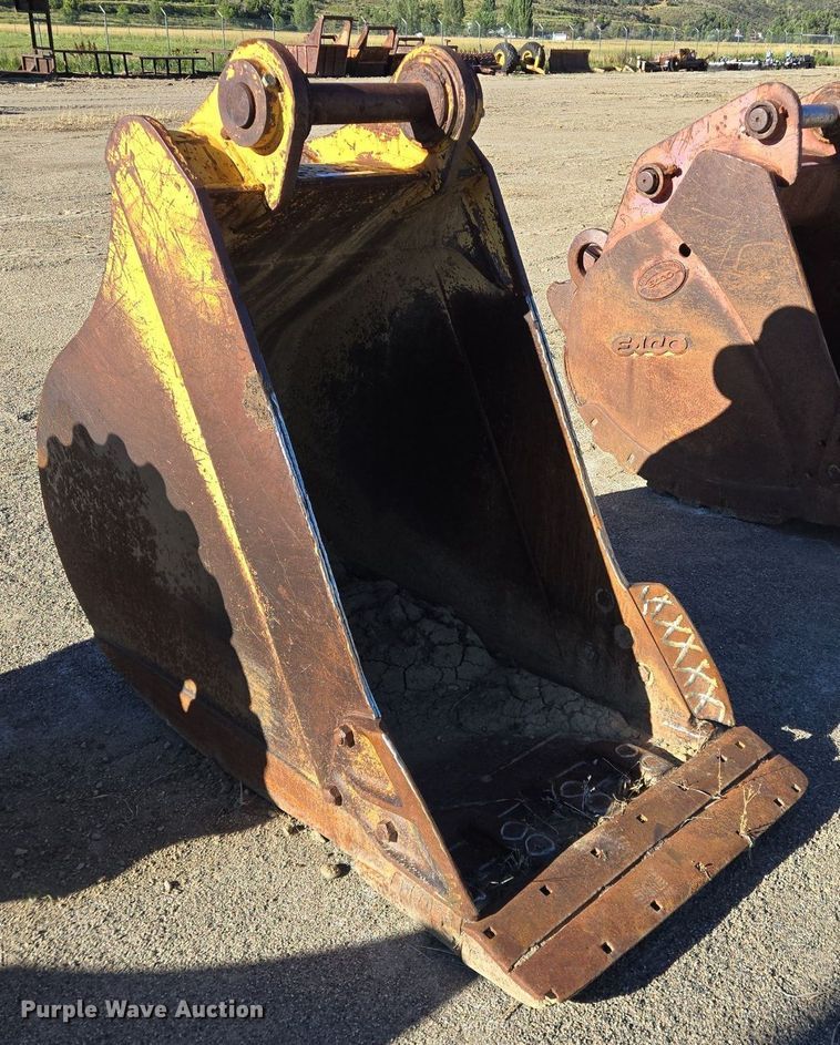 image for item LW9830 Caterpillar excavator bucket