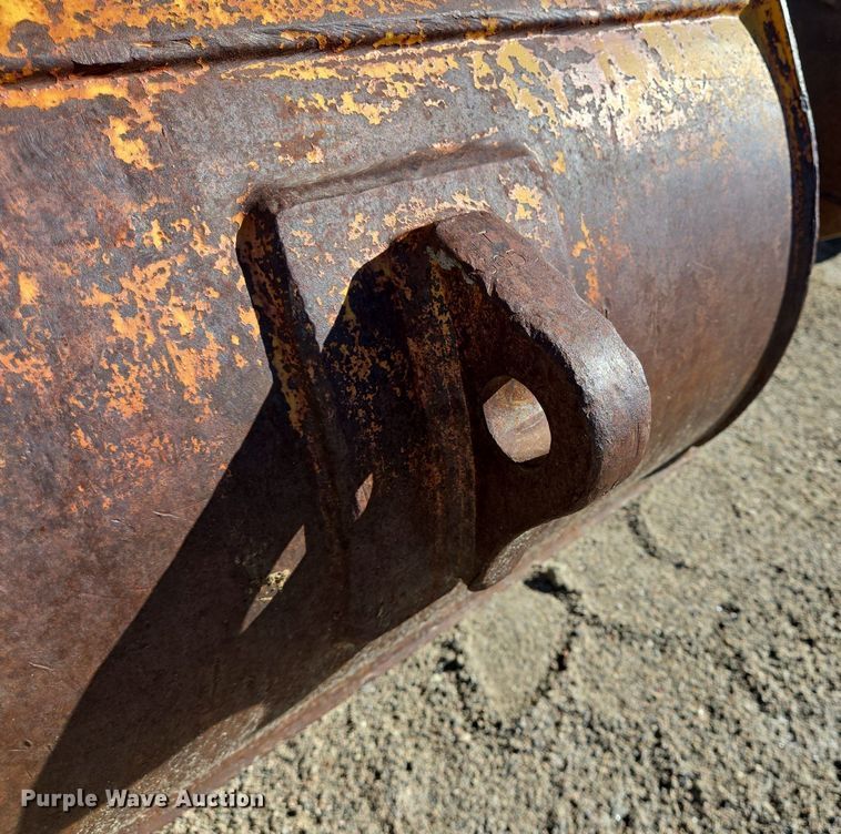 image for item LW9833 Caterpillar excavator bucket