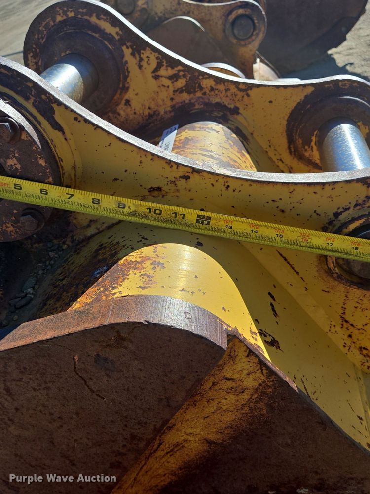 image for item LW9833 Caterpillar excavator bucket