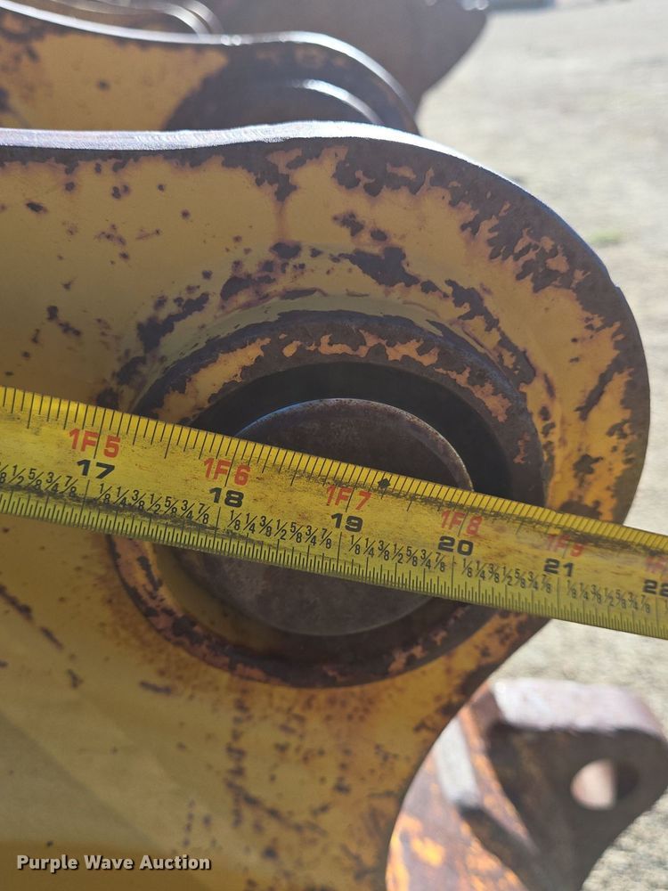 image for item LW9833 Caterpillar excavator bucket