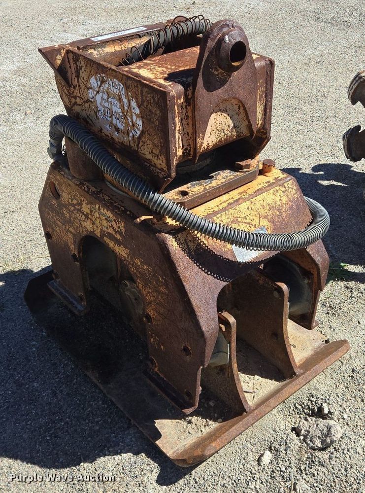 image for item LW9841 Plate compactor