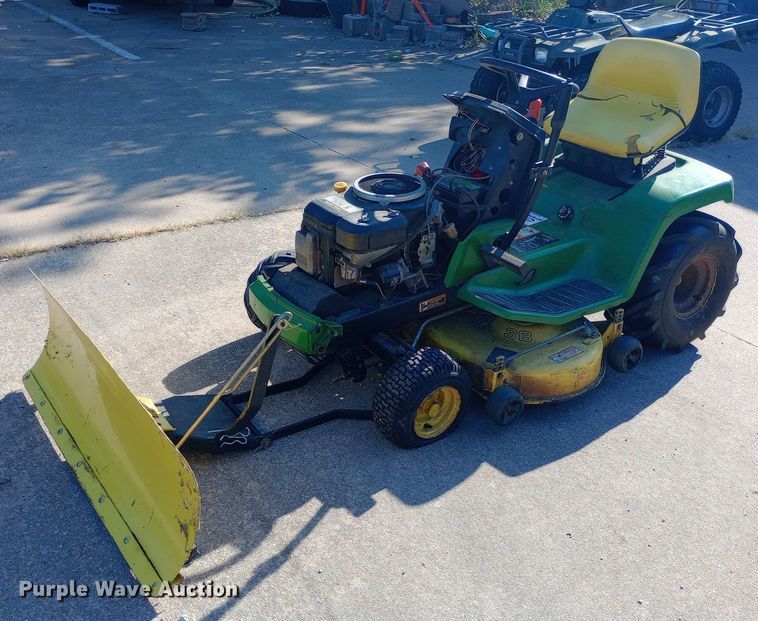 John Deere LX172 lawn mower in Wichita, KS | Item DH1346 sold | Purple Wave