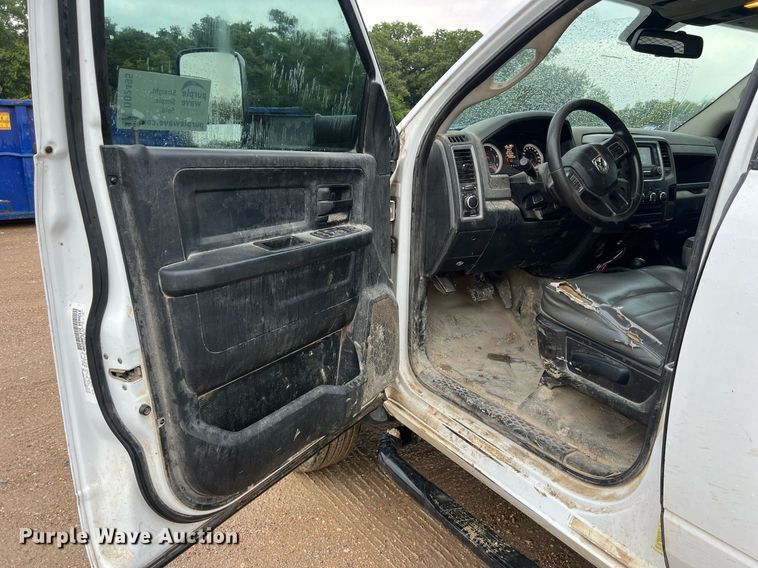 image for item DO2495 2014 Dodge Ram 5500HD Crew Cab flatbed truck